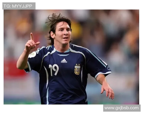 第一足球明星的崛起与传奇之路：从青涩少年到世界顶级球员的奋斗历程